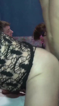 Duża łechtaczka włoskiej milf! 2 dziwki w paskudnej orgii