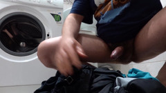 Kinky Guy: Před úpravou oblečení s čůráním před prací strojem