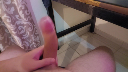 SoloStroker69: Porno izlerken 7 inch yarağı okşuyor