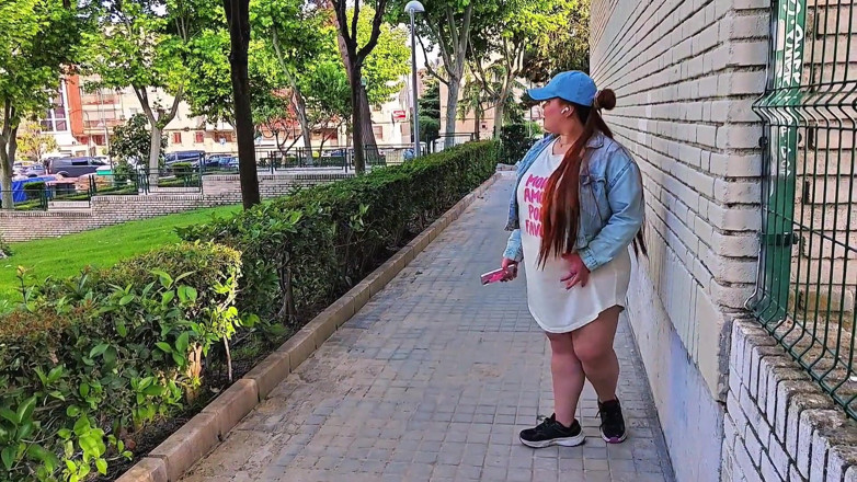 Latincurvyredhead: A esposa do meu meio-irmão me pede para ajudá-la a...