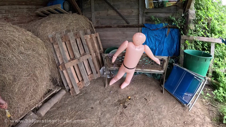 Nude Sportswomen: Тренировка пытки яиц мускулистой женщиной - замедленная съемка