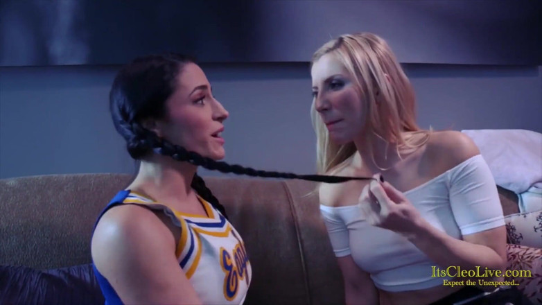 Cleo: Cleo a Ashley Fires používají pěkného tvrdého ptáka !!