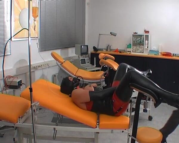 Rubber & Clinic Studio - 1ATOYS: Gummi-Piss-Erfahrung