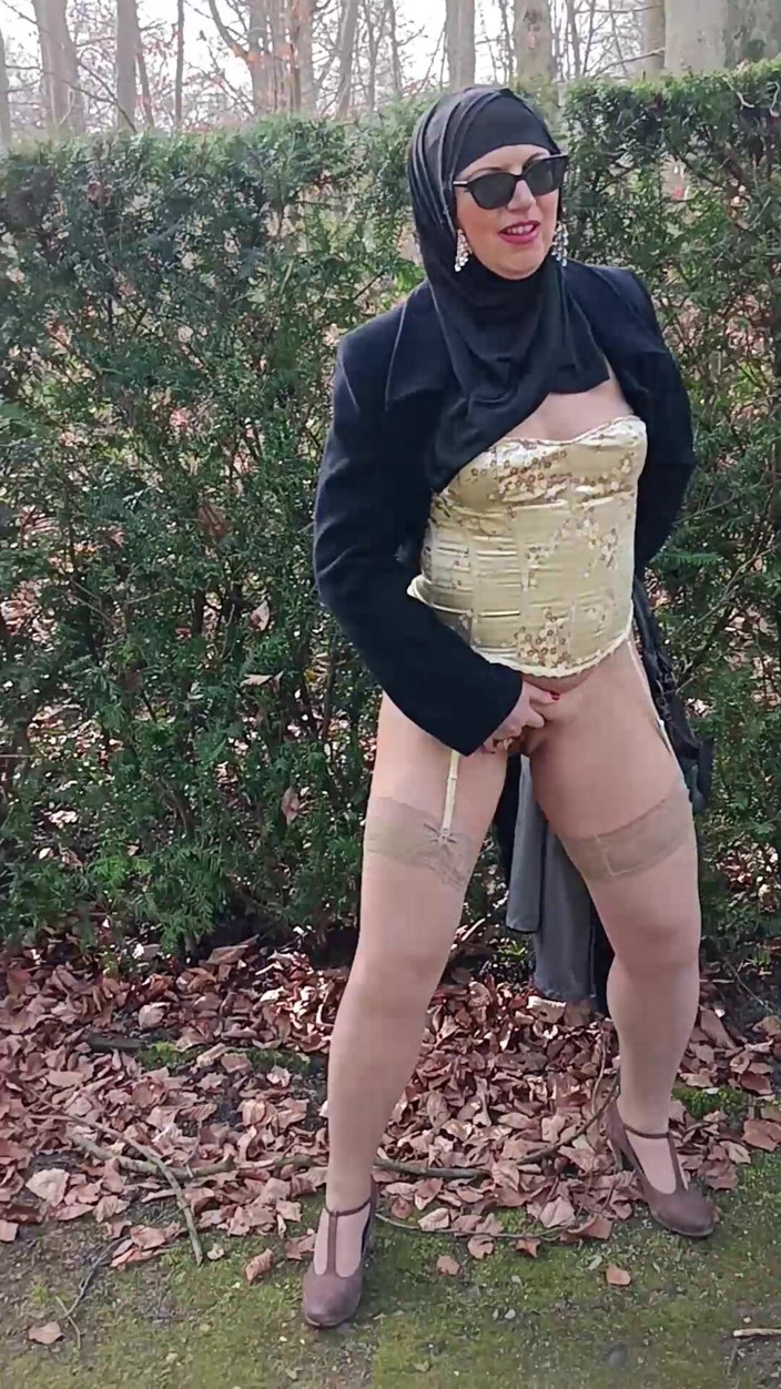 Mike Vonberg: Teman wanita Muslim saya menunjukkan kemaluannya di luar taman.