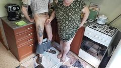 Zona901: Tlustá žena mi vyhoní ptáka v kuchyni a silně stříkám