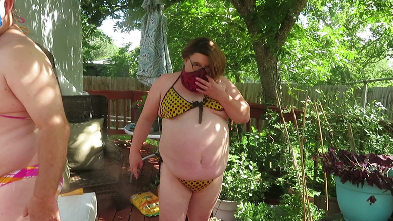 BBW nurse Vicki adventures with friends: Awek montel Transanny DeeDee meletakkan losyen pada Brittney Mistress, si...