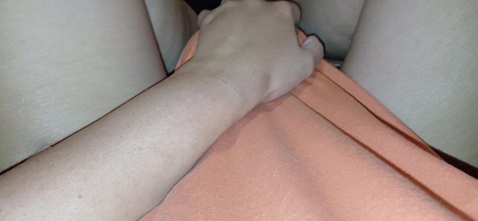 Lesbian-candys: Pieprzę mojego sąsiada w usta pod koszulką