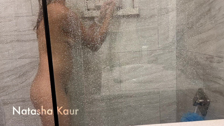 Natasha Kaur: POV: Você está me assistindo tomar banho e eu limpo...