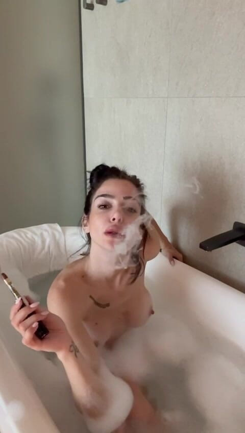 silicone_brunette: Dildo BJ i Bathub