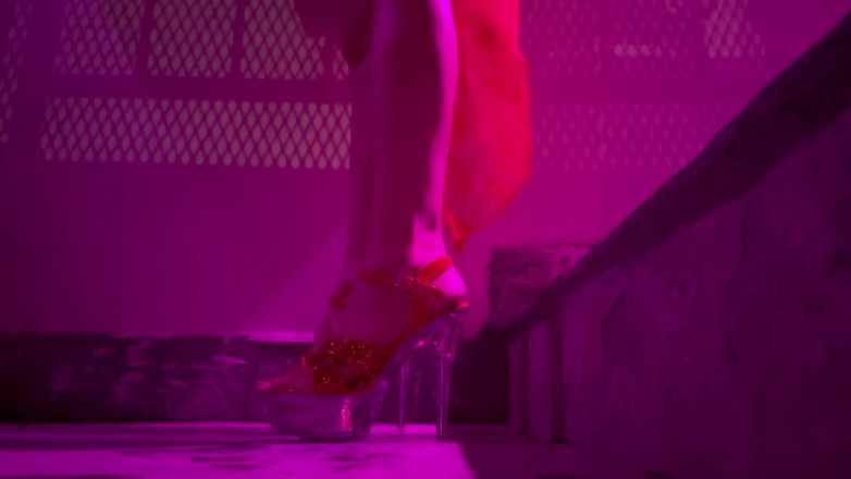 Artemisia Love: Artemisia adore montrer ses longues jambes talons hauts et son...