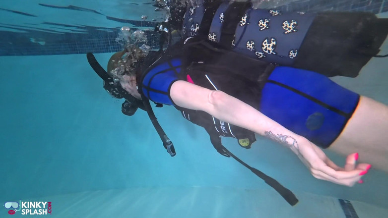 UKCuteGirl: Ràng buộc bên dưới bề mặt - scuba trêu chọc &amp; chơi...