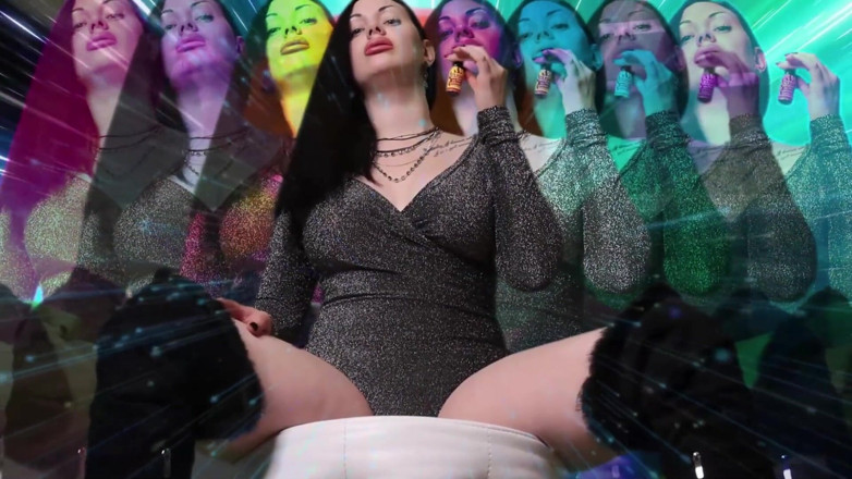 Goddess Misha Goldy: Opatrnost!!! Čím více čicháš, tím více jsi na mně závislá!