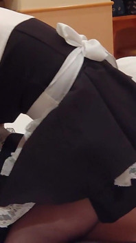 Une soubrette érotique suce une bite pendant l’orgasme avec un creampie facesitting dans un cosplay en position d’amazone