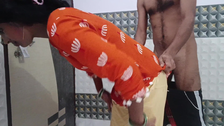 LateralChain349: Blowjob desi panas dengan kucai dan gaya doggy berdiri– pakaian...