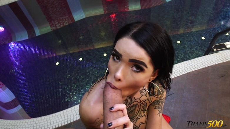 Big Booty Tgirls: Katy Leon, bite monstrueuse, dans son gros cul de trans
