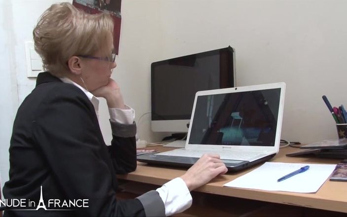 Nude in France: Ngày đầu tiên tại nơi làm việc, cô thư ký mới...