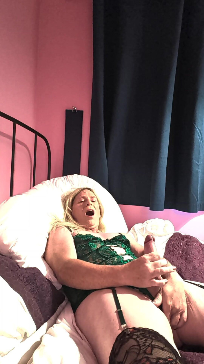 NikkiGee: Fuck Me Till I Cum!