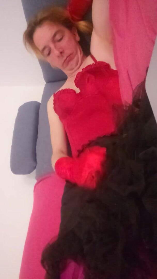 Leatransteen: Leatransteen masturbasi dengan lingerie merah dan muncrat di mulutnya sendiri