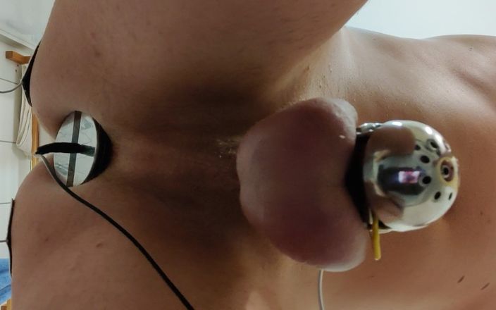 Chastitybeltboy: Stimolazione elettrica con spina anale e assorbenti di stimolazione