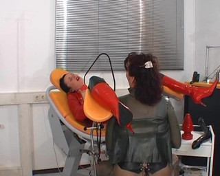 Rubber & Clinic Studio - 1ATOYS: Assfisting w gumie na stole