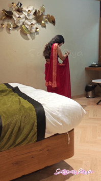 Sassy Riya носить saare