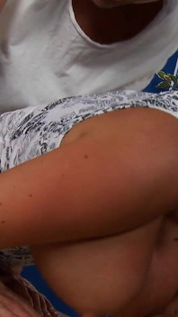 Sexy modellen scène-4_sexy rondborstige en weelderige blondine in lingerie krijgt een lading in haar mond op kantoor