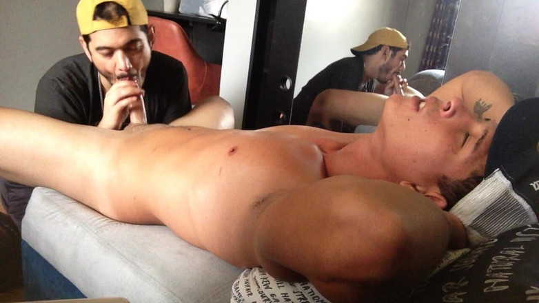 The-hook305: Markus exhibe son corps lisse et sexy pendant une pipe