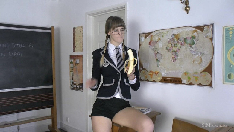St Mackenzie's Archive: Melissa isst eine große banane in der klasse