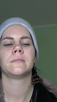 Anna a vybírá nos doma v čepici