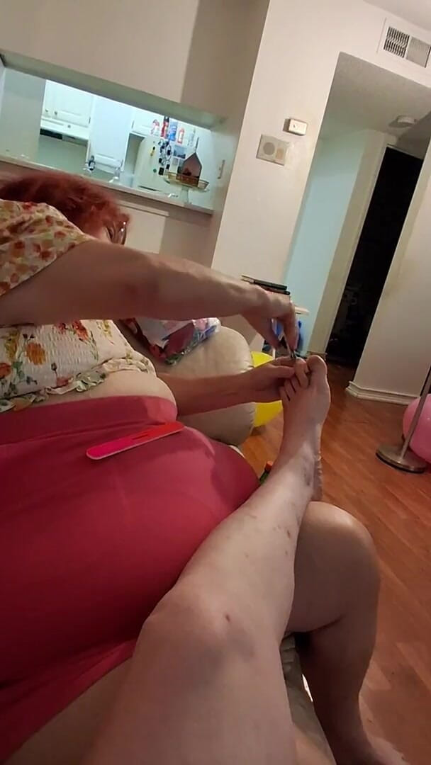 BBW nurse Vicki adventures with friends: Große Schöne Krankenschwester Vicki Schneidet Zehennägel Ihres Freundes Er Hat...