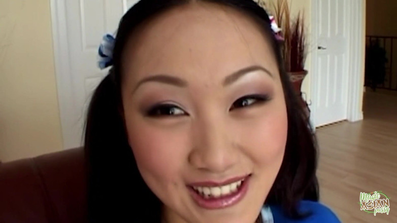 Magic Asian Pussy: Азиатская женщина участвует в самостимуляцию в предвкушении участия в интенсивном анальном контакте в позе раком.