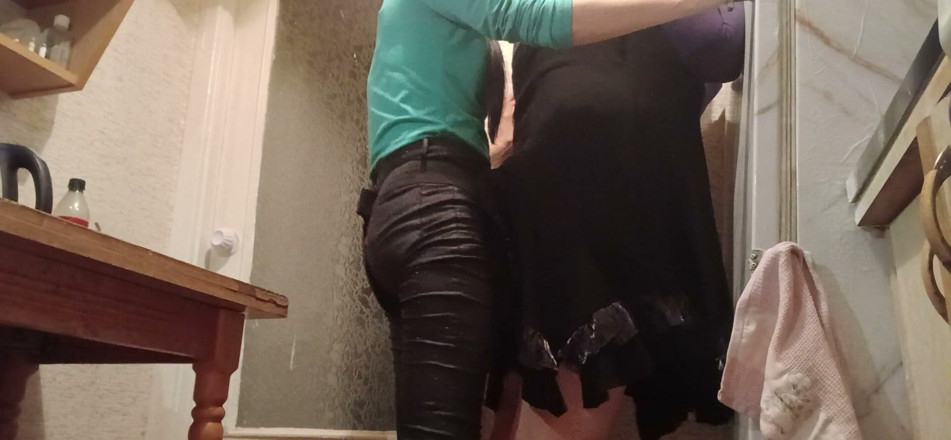 Lesbian-illusion: Sto scopando forte la mia vicina sposata con uno strap-on...