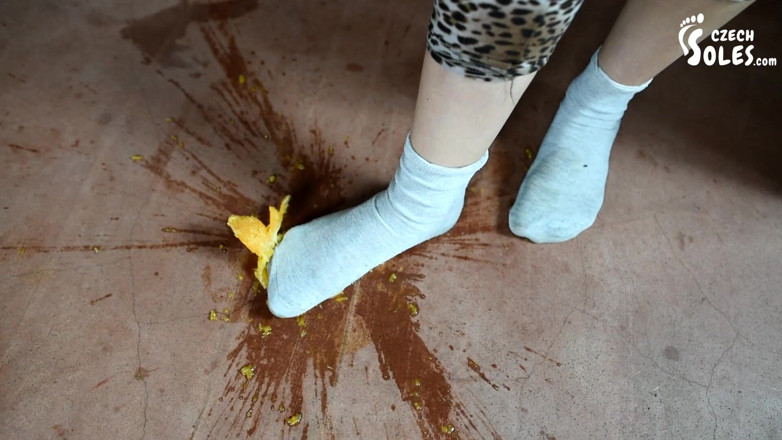 Czech Soles - foot fetish content: Sofia em uma farra de frutas em suas meias usadas