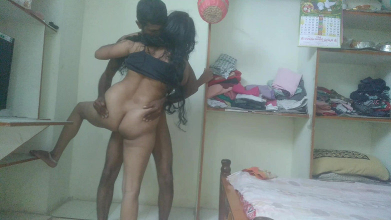 Telugu Couple: Настоящая индийская жена дези делает минет в спальне