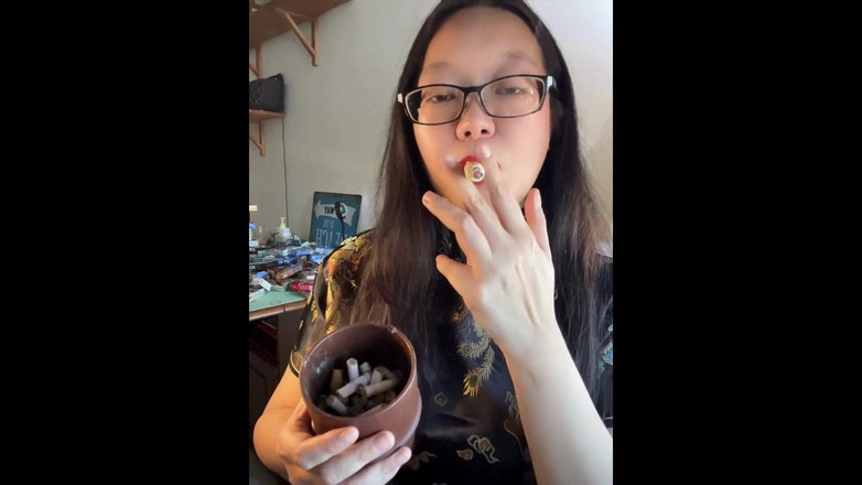 Smoking Asian: Цепная накачка азиатских исповедей: курение 3-х сигарет в сексуальном шелковом чунгсаме и длинном прикуривателе