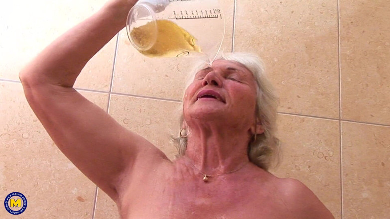 Mature NL: De 60 Plus harige oma Maria gebruikt een honkbalknuppel als een...