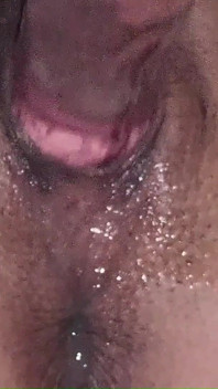 La MILF calda ed arrapata usa il dildo (250511A)