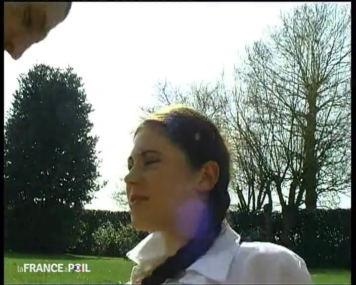 French Gonzo: Prsatá školačka v punčochách tvrdý anál a výstřik na obličej venku