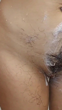 Bini amatur seksi mencukur pepek berbulunya.