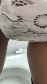 Nahaufnahme pinkeln zusammenstellung in öffentlichen toiletten! Zeigt schmutzige polsterungen! POV!