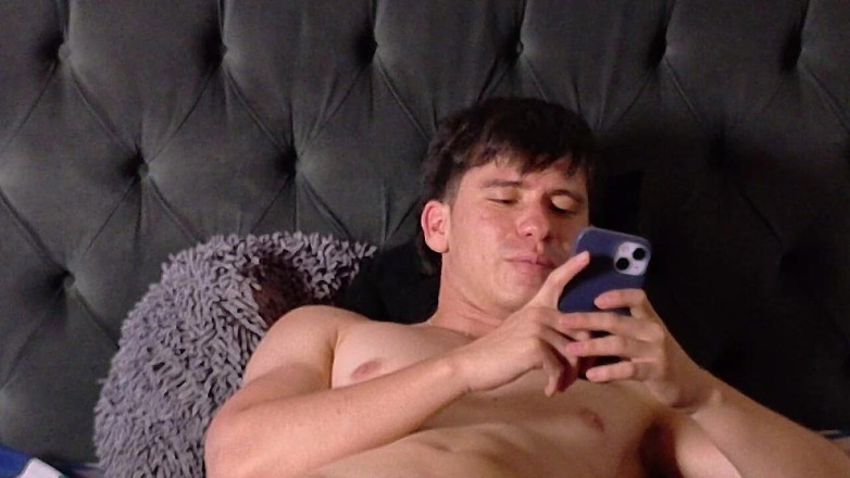 Icyhot707: Un Culo Delizioso in Un Letto Molto Delicato