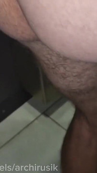 Baisé un passant dans les toilettes d’un centre commercial, un mec musclé couvert de sperme !
