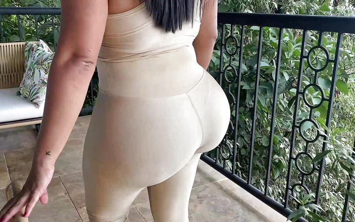 SENSESEX: 私は大きなお尻の継母をグランピングに招待し、彼女の猫に2回射精してしまいます