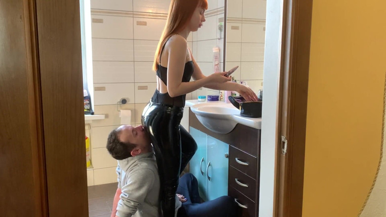 Petite Princesses Femdom: Лицьовий стілець для богині Кіри в латексних штанях - повна вага сидіння на обличчі та поклоніння дупі
