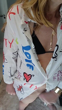 Je porte une petite robe, je me branle et je jouis dans mon short