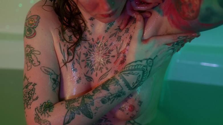 Liberation in motion: Ritual mandi bertukar kepada menunggang dildo keras &amp; orgasme sengit