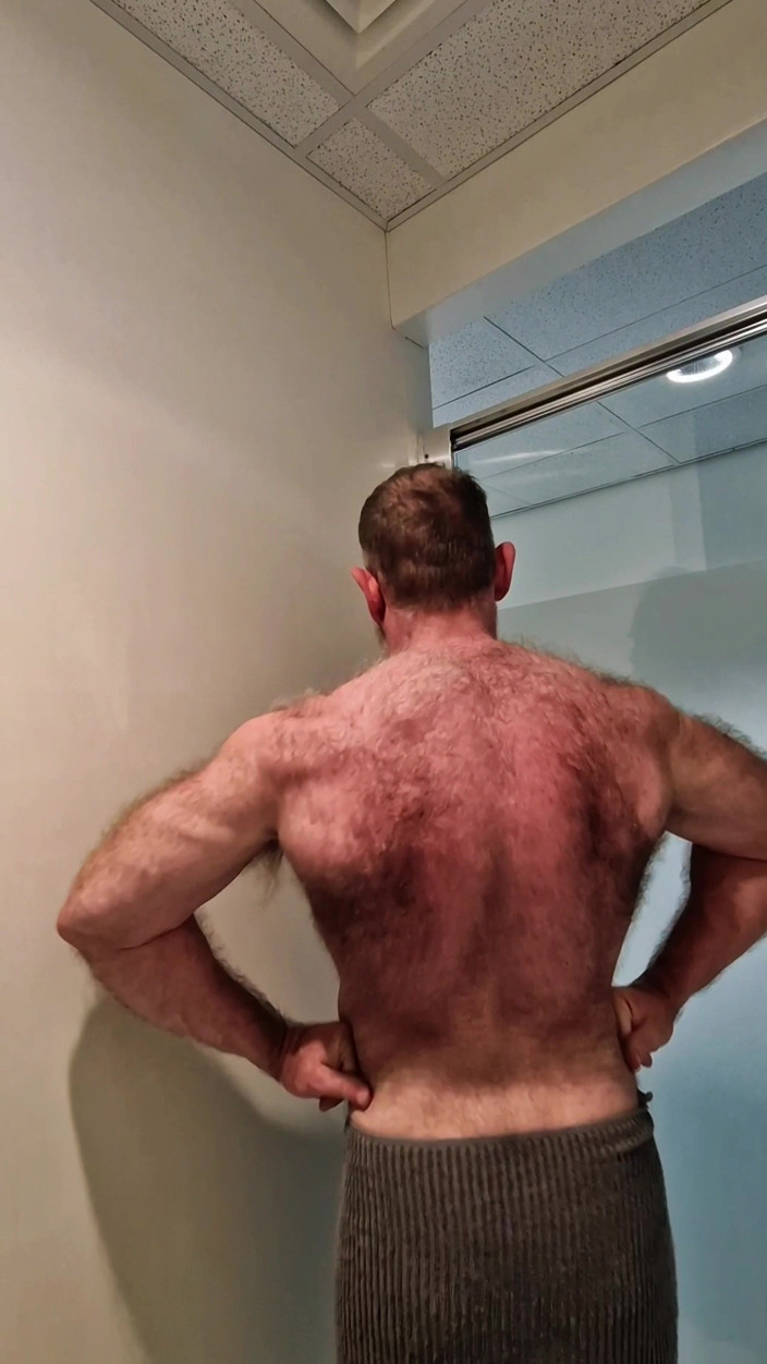 JackvanDean: 毛深いマッスルベアのフレックスとシャワー
