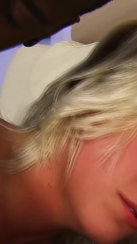 Awek blonde Brittany Angel menunggang zakar hitam tebal dalam ghairah sudut pandangan pertama