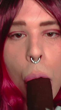 Sissy Mykella lutscht, streichelt und isst eigenes sperma