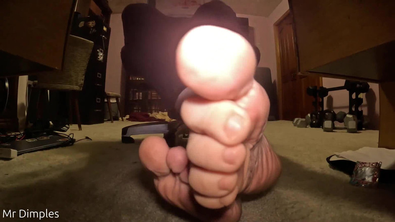 Mr Dimples: Uctívej moje nohy, zatímco hraji!